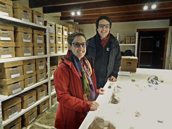 Beatriz Marin-Aguilera y Simón Urbina visitando el depósito arqueológico