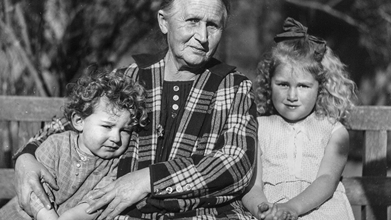 Frau Glaser con sus nietos Maria Luisa y Paul Gossler