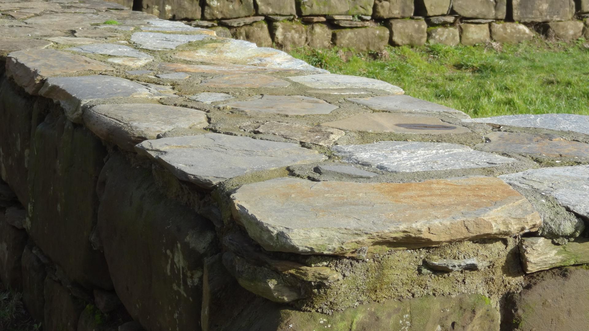 Entre los bloques de cancagua se usaba una separación de piedra laja pegada con argamasa