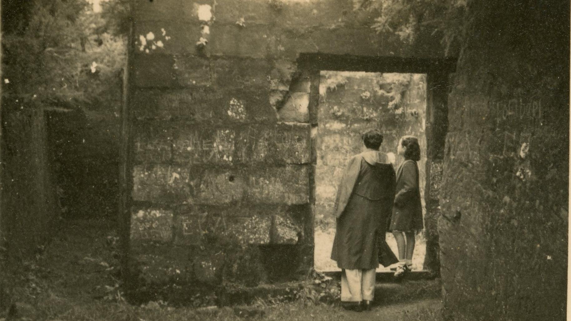 Visitantes en el Polvorín del Castillo de Niebla. Año 1950. Donante Rossana Mancini. 
