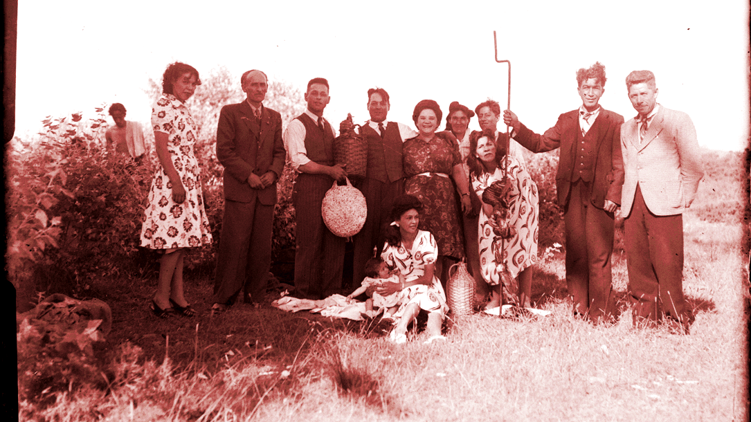 Retrato grupal con asado, Castro, Chiloé. Archivo Provoste.