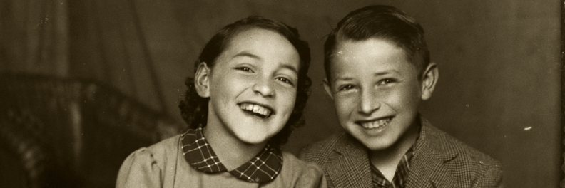 Niña y niño sonríen frente al fotógrafo. Castro, 1954. Placa n° 0046.