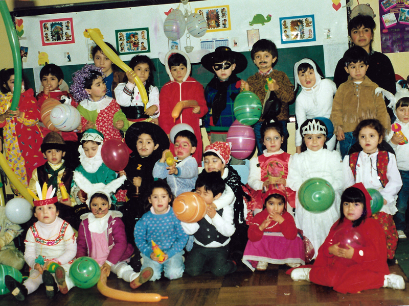 Niñas y niños de kinder de la Escuela España participan de una celebración con disfraces y una convivencia, 1990. Donante: Emardo Carrasco
