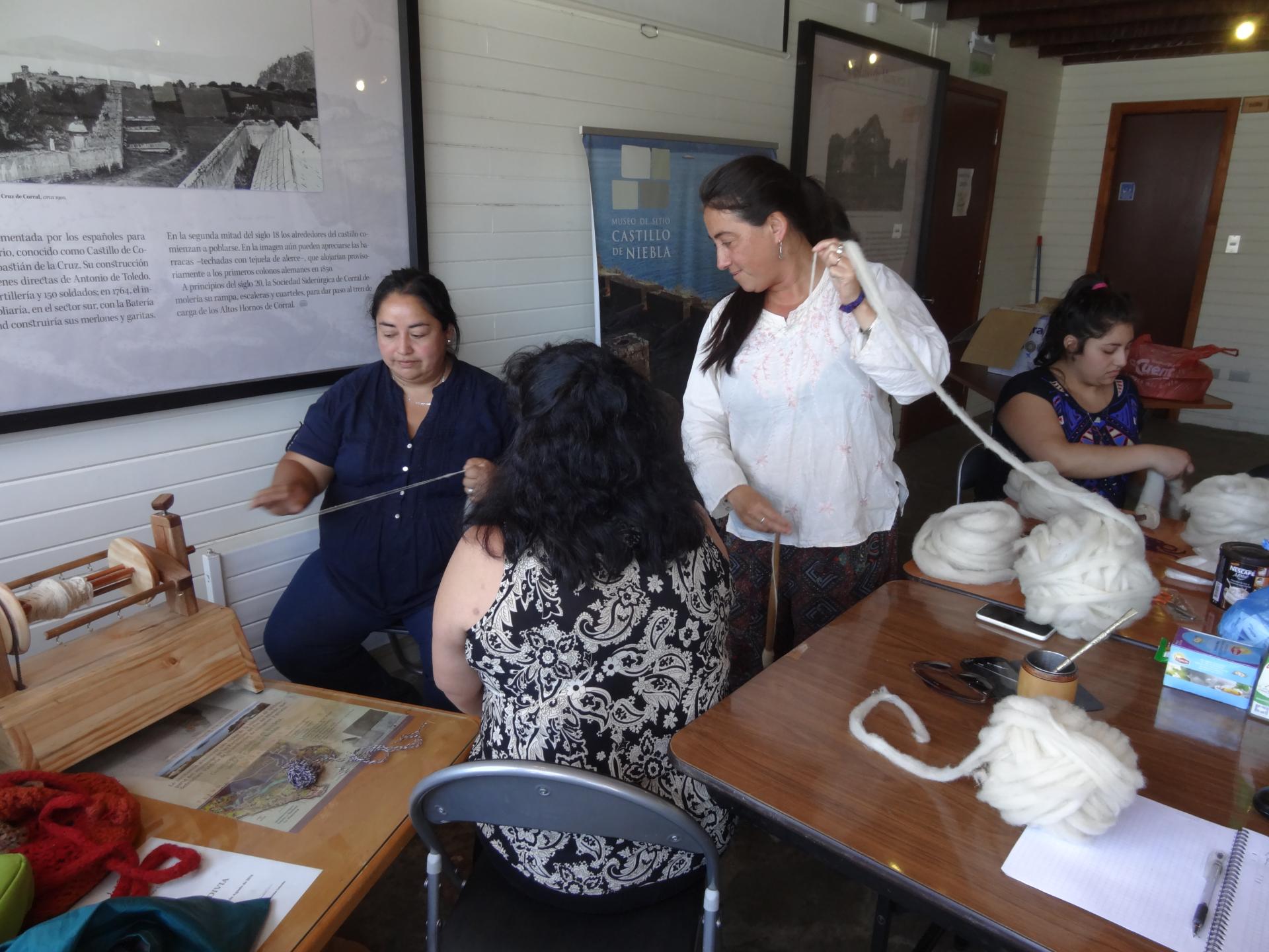 Talleres de hilado, witral y medicina mapuche