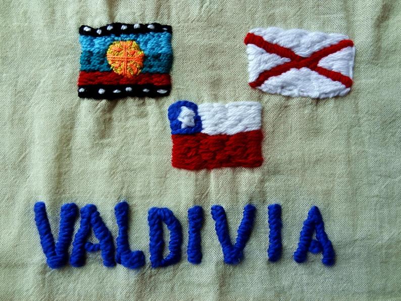 Banderas mapuche, la cruz de San Andrés de la bandera de Valdivia y la de Chile, realizadas a mano por la artesana Beatriz Binder (Los Molinos)