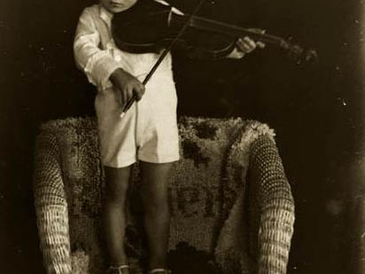 Niño y su violín