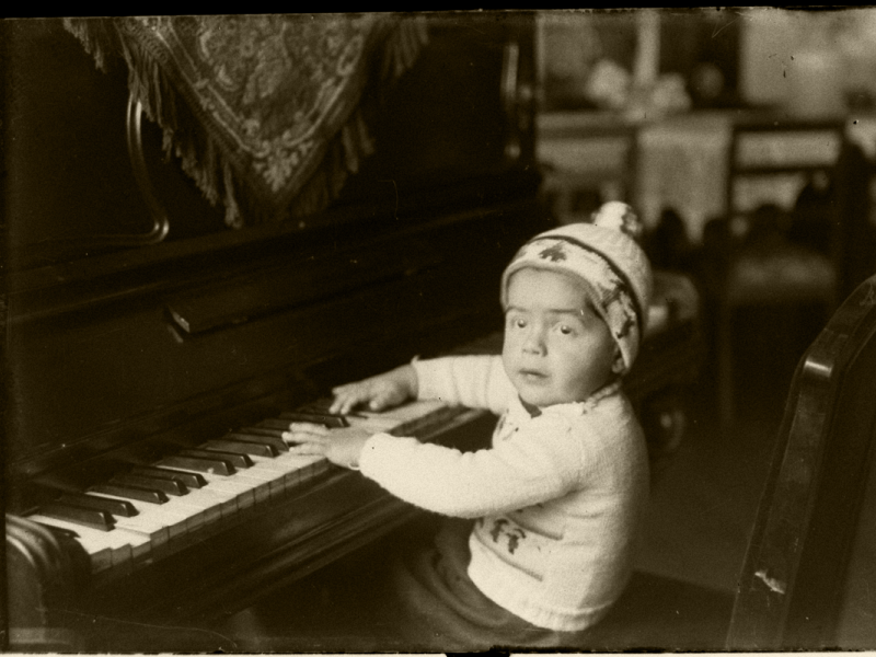 Niño al piano