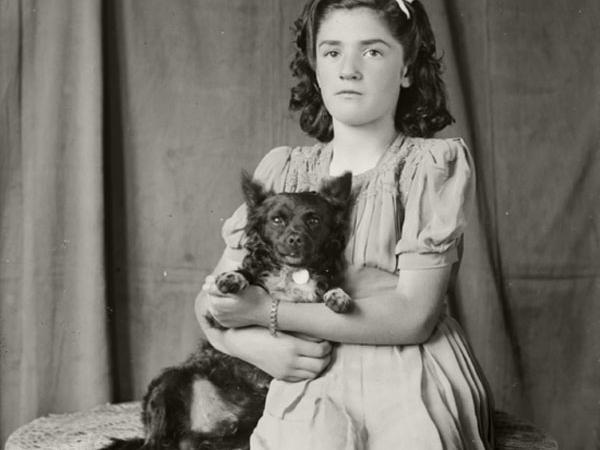 Retrato de niña con perro