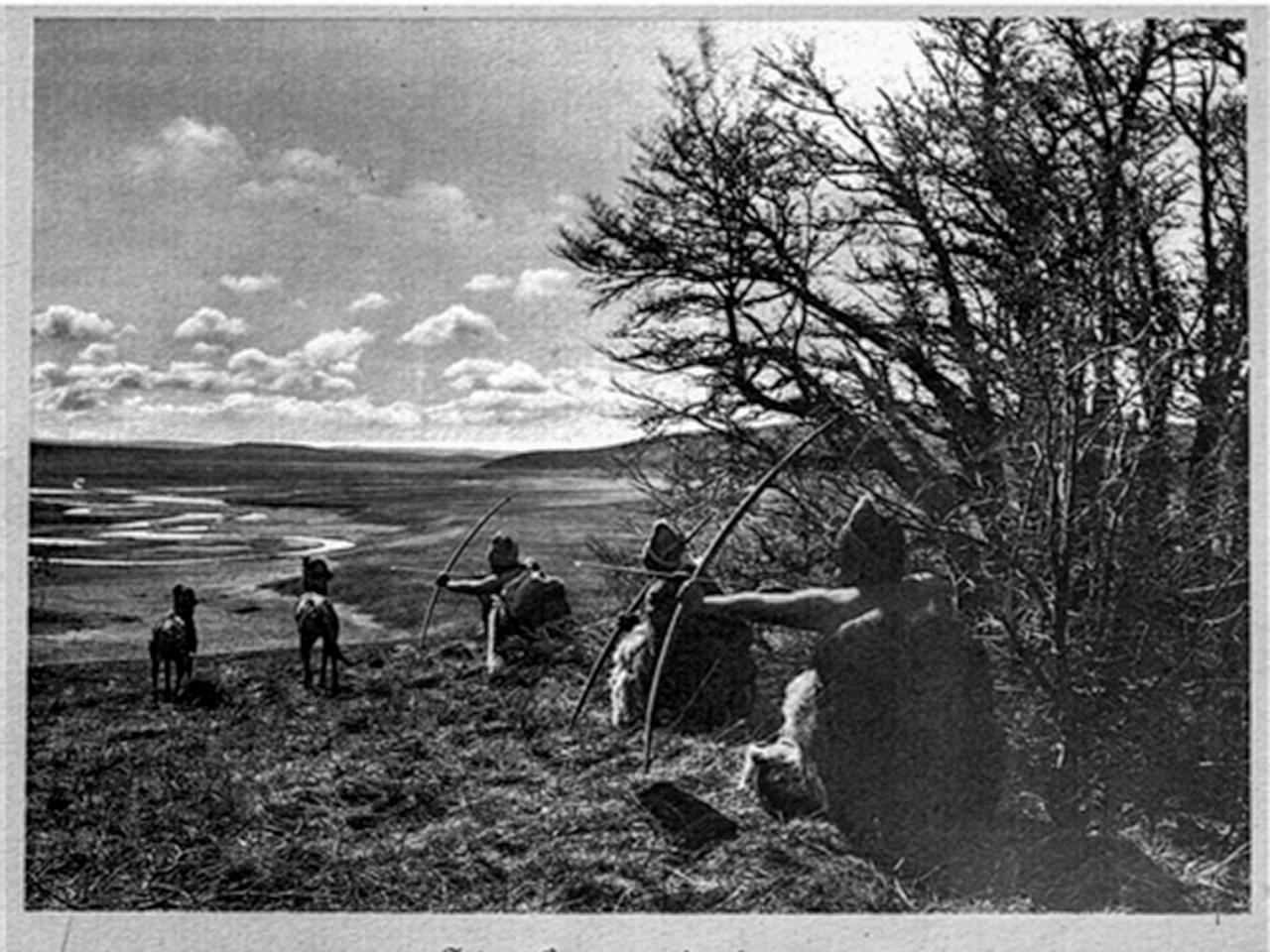 Hombres selk’nam cazando guanacos