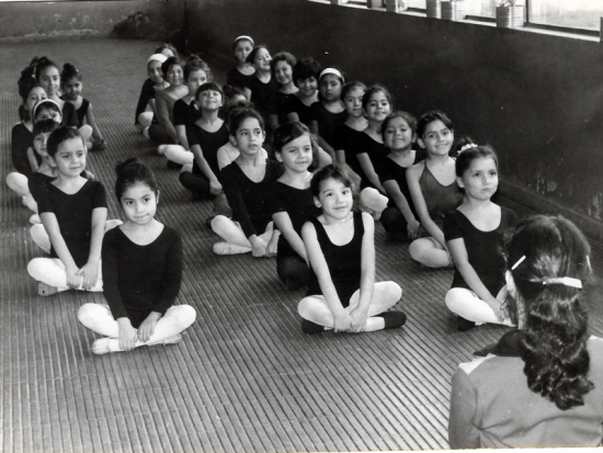 Alumnas de la Escuela España participan en clases de gimnasia, 1982. Donante: Emardo Carrasco
