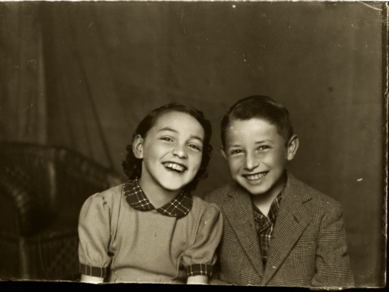 Niña y niño sonríen frente al fotógrafo. Castro, 1954. Placa n° 0046.