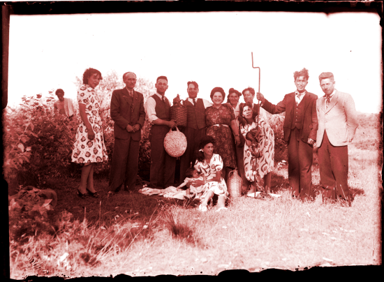 Retrato grupal con asado, Castro, Chiloé. Archivo Provoste.
